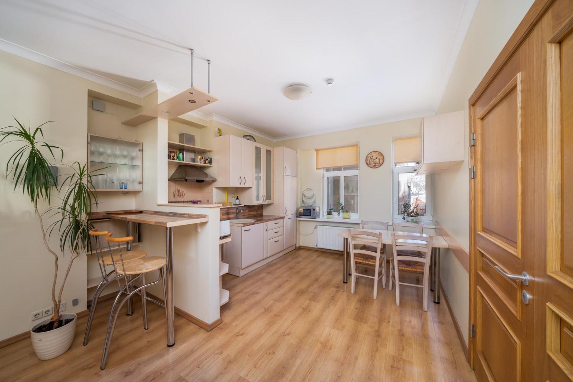 Căn hộ Large 3br With Balcony 5 Min To Old Town By Tram