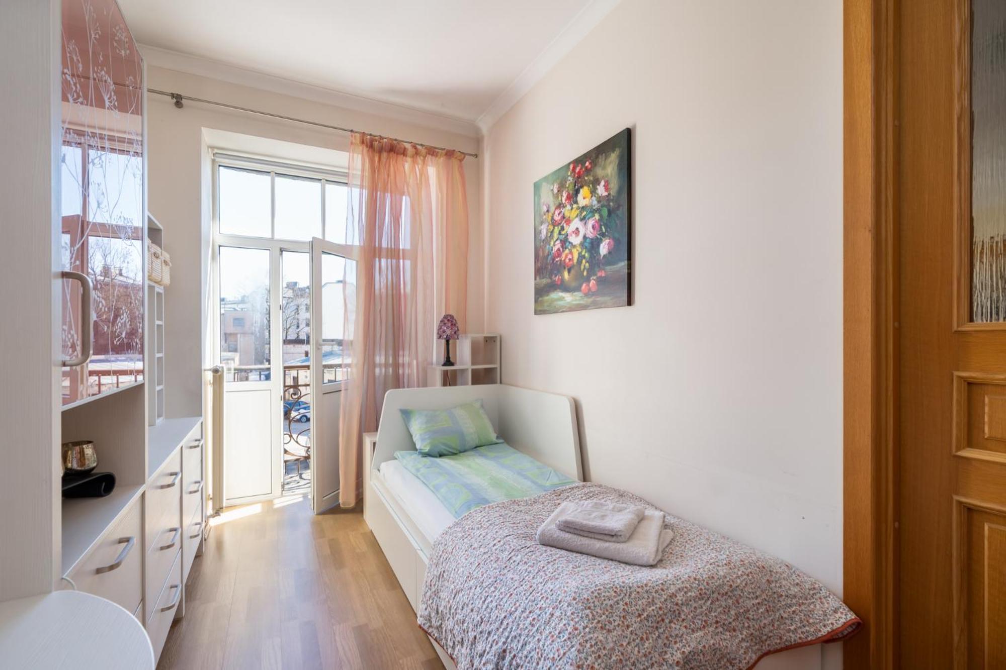 Large 3br With Balcony 5 Min To Old Town By Tram Căn hộ