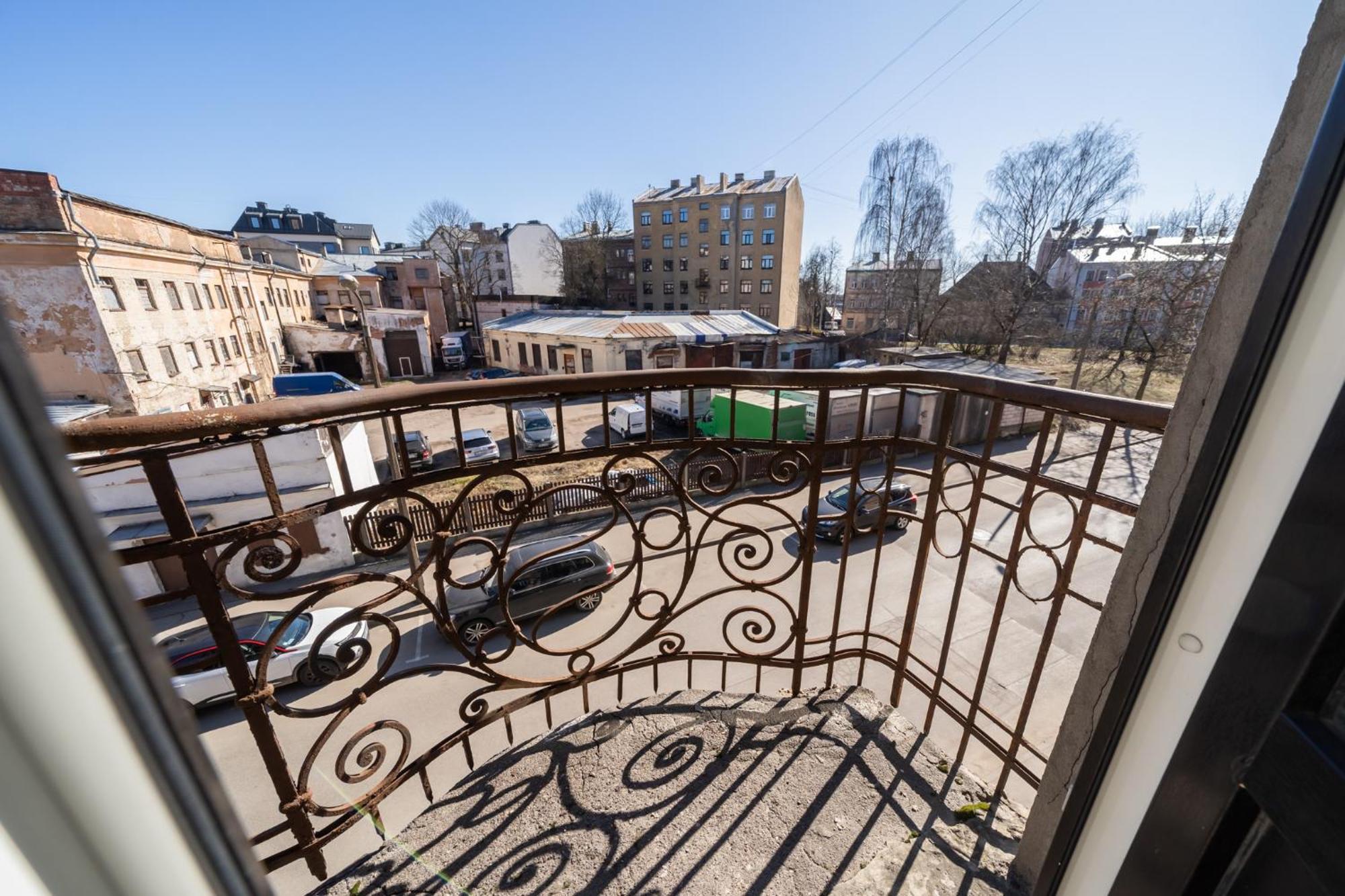 Căn hộ Large 3br With Balcony 5 Min To Old Town By Tram