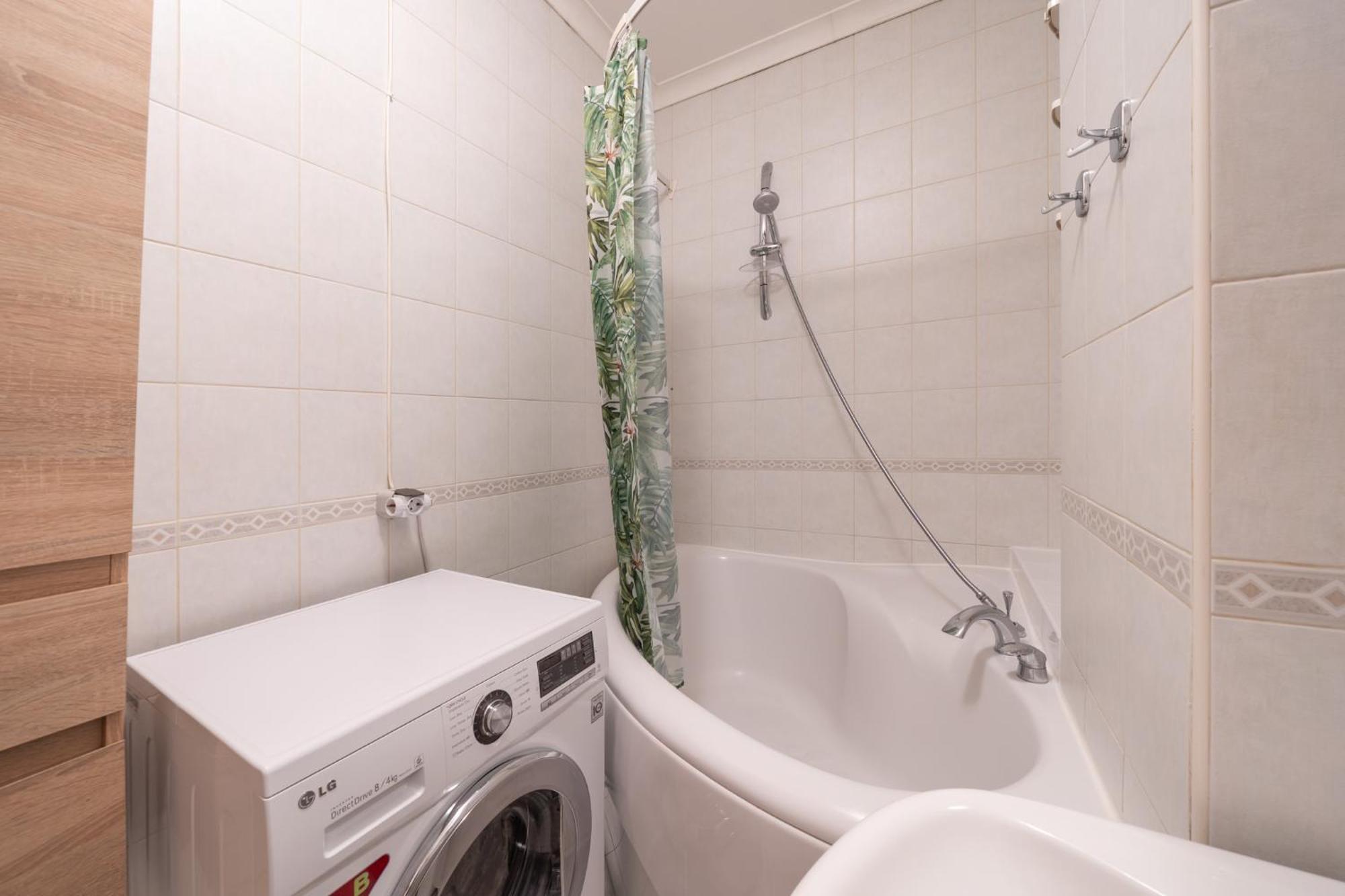 Large 3br With Balcony 5 Min To Old Town By Tram Căn hộ *